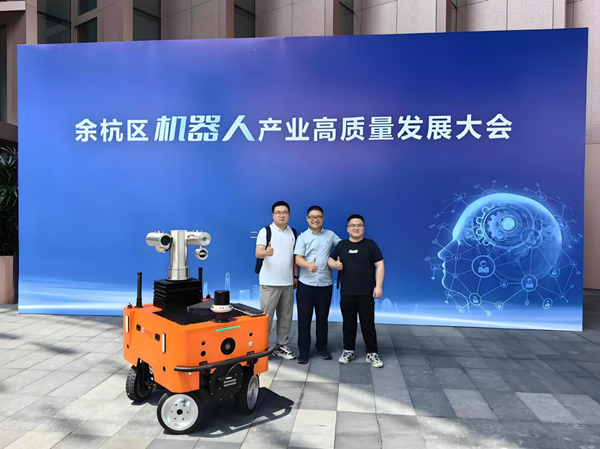 我司負責(zé)人及相關(guān)人員攜帶機器人參會